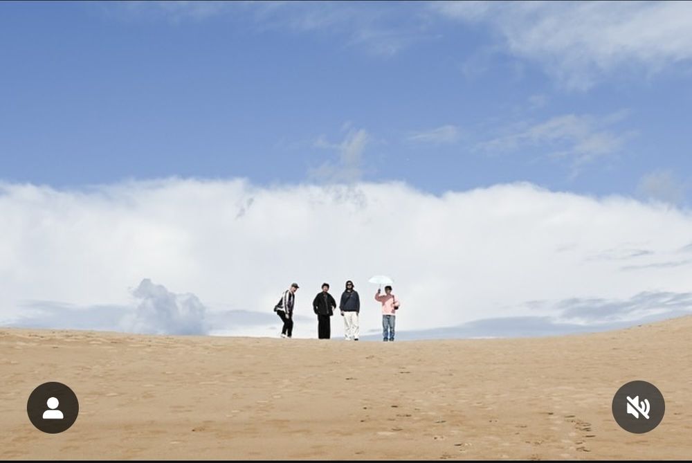 鳥取砂丘に立っているかまど、マンスーン、ヤスミノ、みくのしんを遠くから撮った写真