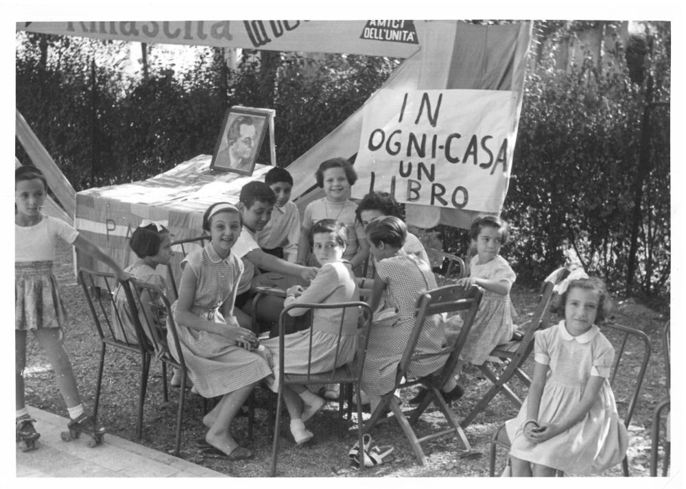 Libreria infantil en una fiesta en Reggio Emilia en los años 50 