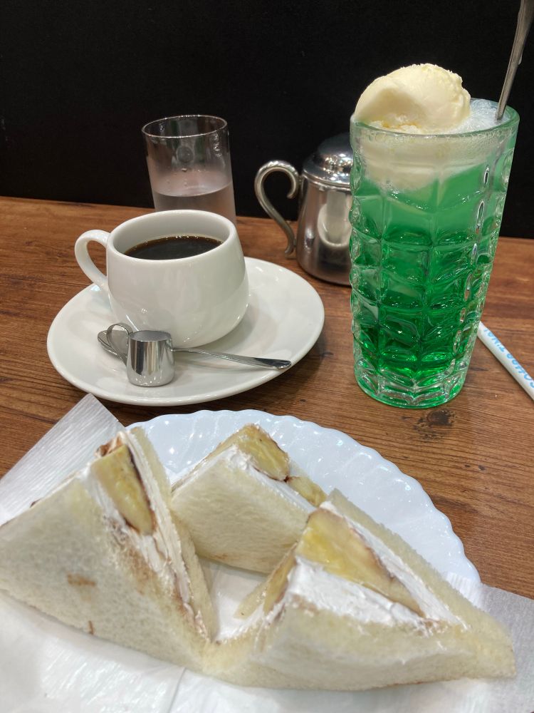 寝屋川の喫茶Rioのホットコーヒー、クリームソーダ、チョコバナナサンド