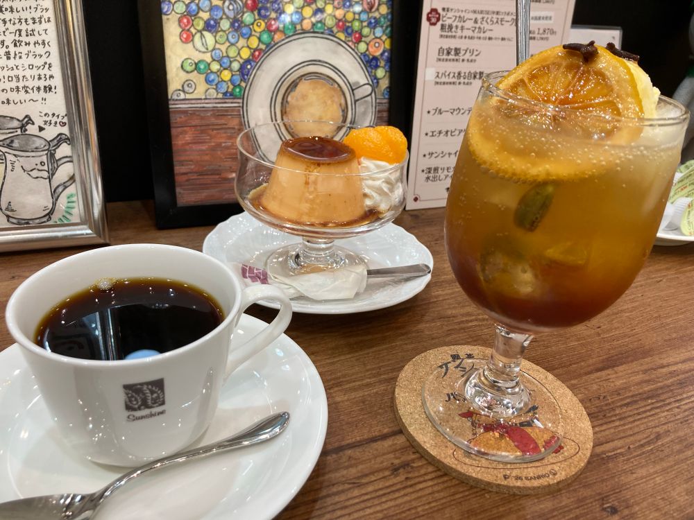 梅田の喫茶サンシャインのブレンドコーヒーと自家製プリン、催事限定のスパイス香るコーラフロート。
コーラのクローブが美味しかったので、来年の夏にお店でもいただきたい所存。