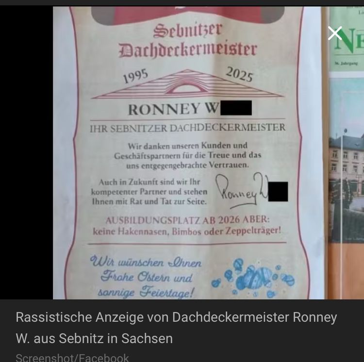 Zu sehen ist eine rassistische und antisemitische Stellenanzeige in einer Zeitung. Der Dachdeckermeister Ronney W. aus Sebnitz in Sachsen sucht Azubis, aber keine „Hakennasen, Bimbos oder Zeppelträger.“ 