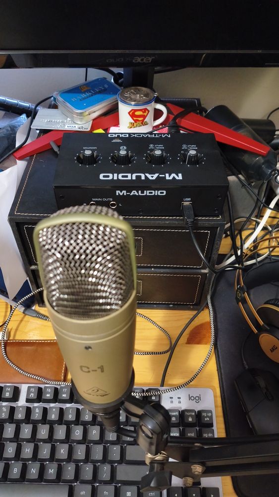 Microfone C-1 e mesa de som USB com dois canais 