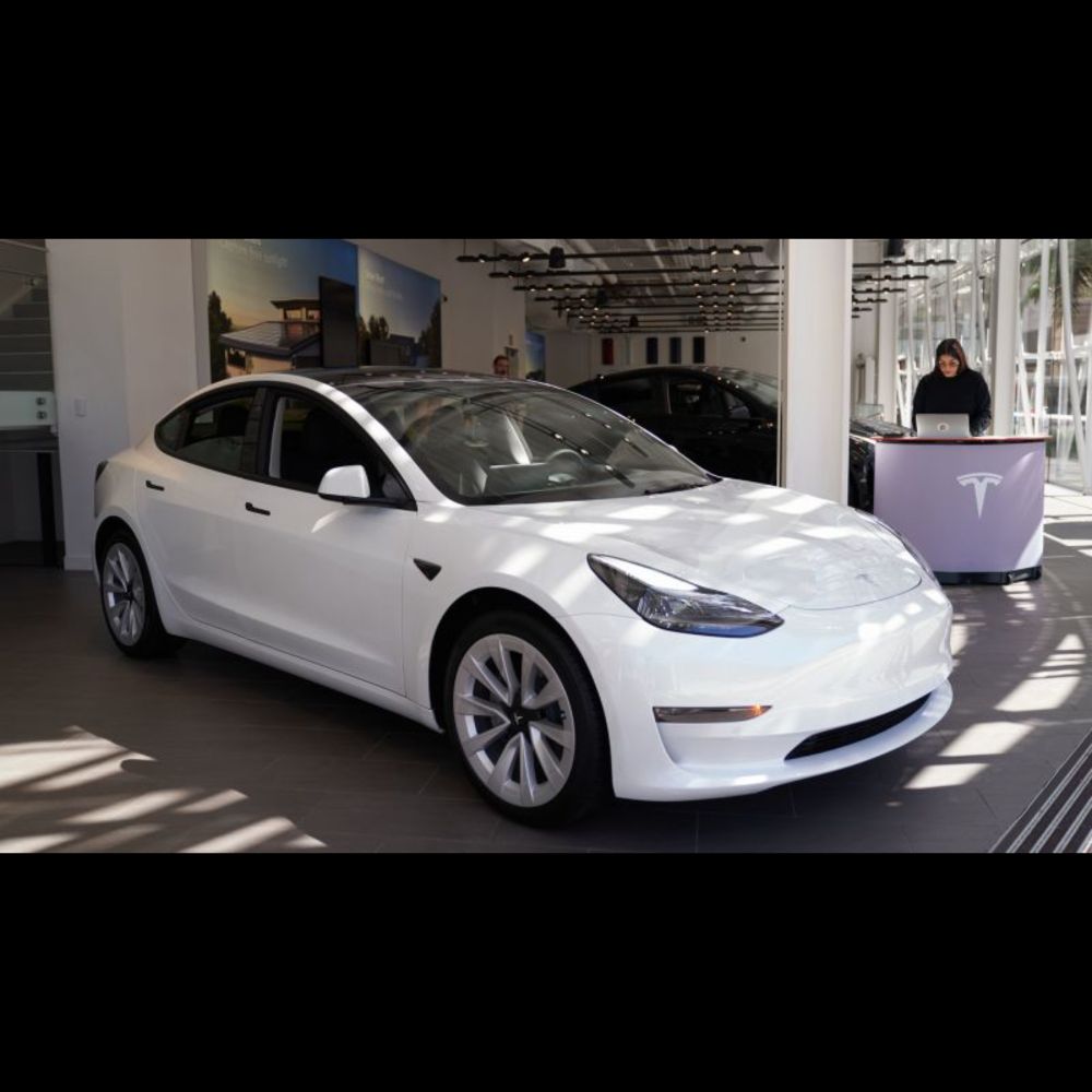 Tesla recalls 2 million vehicles to limit use of Autopilot feature after nearly 1,000 crashes | CNN ...