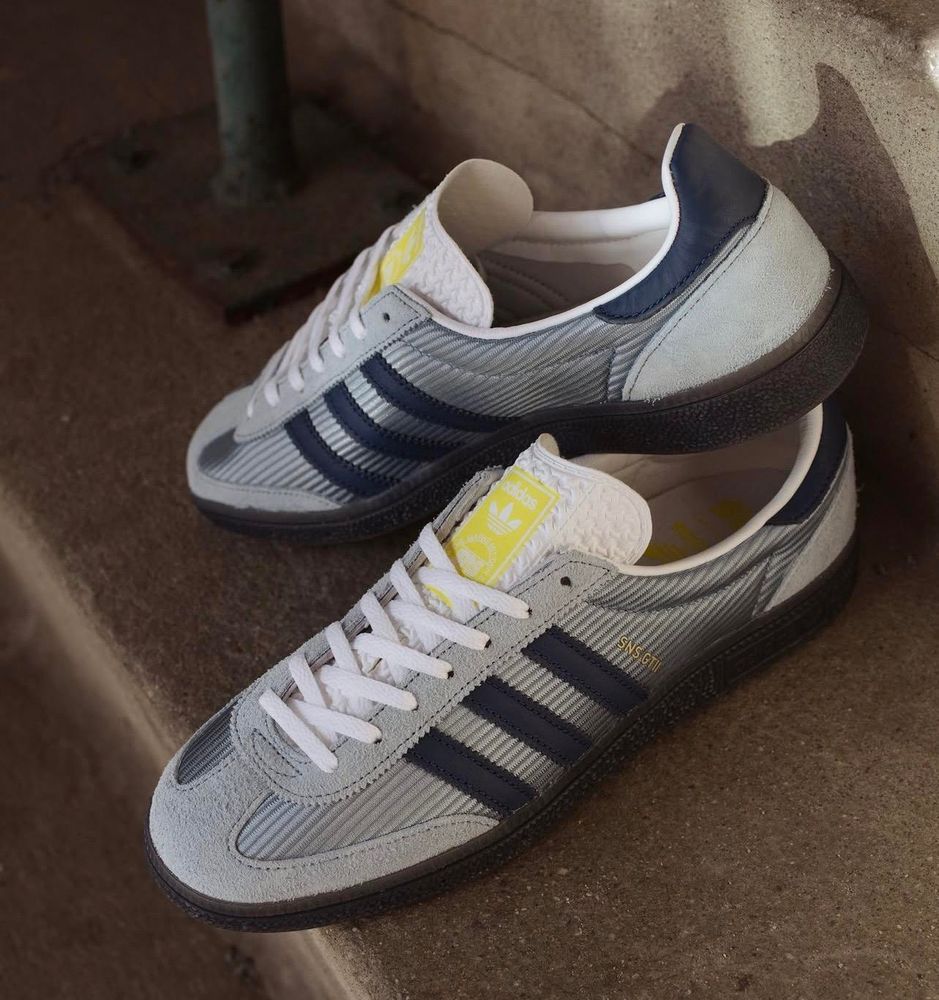 Adidas sns gt 2 ed 4. Ljusblågrå adidas sneakers med mörkblå stripes och gul markering på plösen. Grundmodellen är nog handboll.