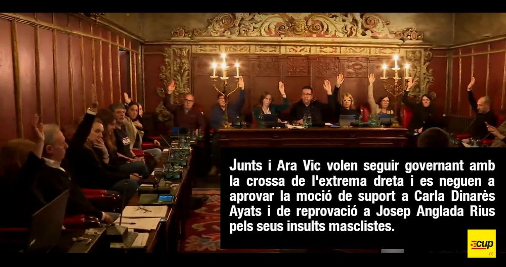 Foto de la votació del ple amb el text: Junts i Ara Vic volen seguir governant alb la crossa de l'extrema dreta i es neguen a aprovar la moció de suport a Carla Dinarès Ayats i de reprovació a Josep Anglada Rius pels seus insults masclistes