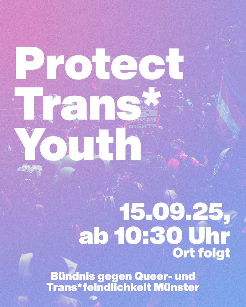 Im Hintergrund sieht man blass eine Aufnahme einer Demonstration für queere Rechte. Die Teilnehmenden laufen in eine Richtung und halten dabei Schilder hoch. Der Hintergrund hat einen pink und hellblauen Farbverlauf. Im Vordergrund sieht man Titel 'Protect trans* youth' in weißer Schrift. Darunter steht das Datum, die Uhrzeit und der Bündnisname
