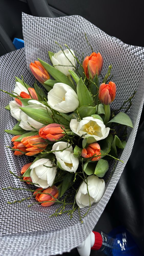 Strauß mit weißen und orangenen Tulpen.