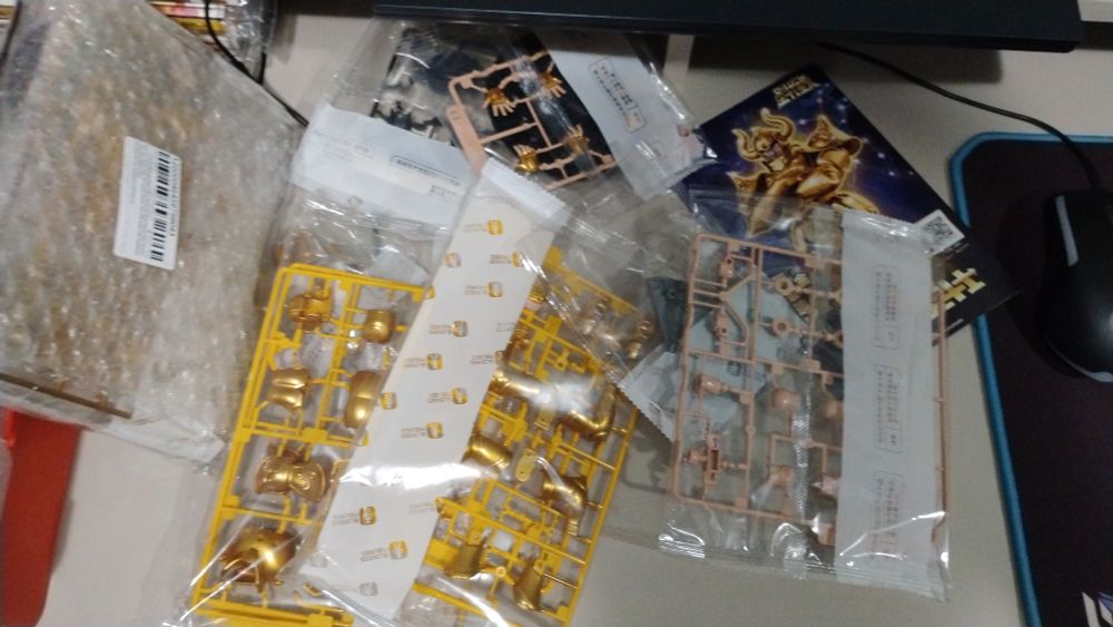 A imagem mostra vários pacotes com peças de bonecos para montar.