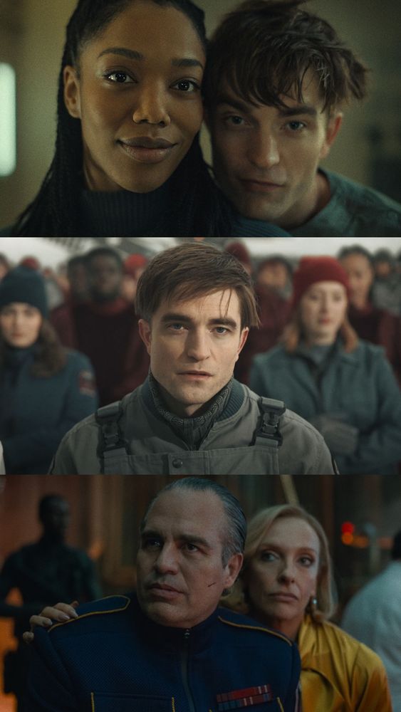 Tres escenas de la película Mickey 17. En la primera, una mujer de piel oscura con el cabello trenzado y un hombre de piel clara con el cabello despeinado miran juntos a la cámara con una expresión cercana. En la segunda, el personaje de Robert Pattinson, vestido con un traje gris de explorador espacial, mira con expresión seria y algo perdida, rodeado de un grupo de personas con ropa de invierno. En la tercera, un hombre con uniforme azul oscuro y detalles dorados aparece con el rostro tenso, mientras una mujer rubia vestida de amarillo lo observa con expresión seria desde atrás.