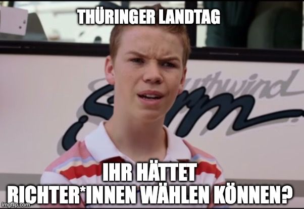 Ein Meme mit einem Screenshot aus dem Film „Wir sind die Millers“. Zu sehen ist ein junger Mann mit verwirrtem Gesichtsausdruck, der einen rot-weiß gestreiften Polo trägt. Im Hintergrund steht ein Reisebus. Oben im Bild steht in weißer Schrift: „THÜRINGER LANDTAG“. Unten steht: „IHR HÄTTET RICHTER*INNEN WÄHLEN KÖNNEN?“.