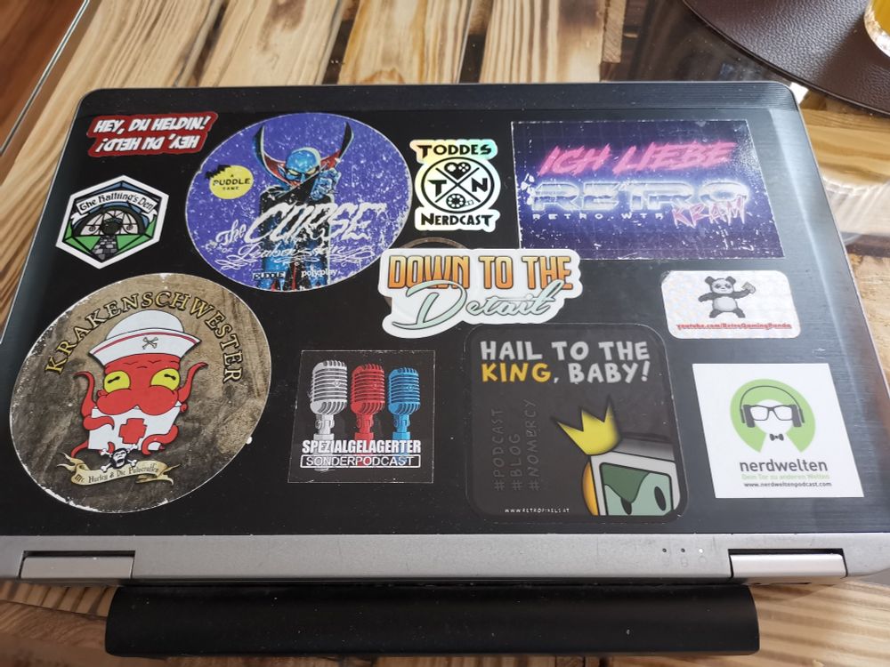 Laptop mit Aufklebern.

Heldenchaos
The Curse of Rabenstein
The Halfling's Den
Krakenschwester
SSP
Toddes Nerdcast
Down to the Detail
Retropixel
Retro.wtf
RetroGamingPanda
Nerdwelten