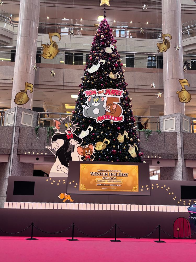 ランドマークプラザにあるトムとジェリーのツリー
下のピアノからは「ピアノ・コンサート」回の「ハンガリー狂詩曲第2番」が流れているファンならニヤリとしちゃう演出も！