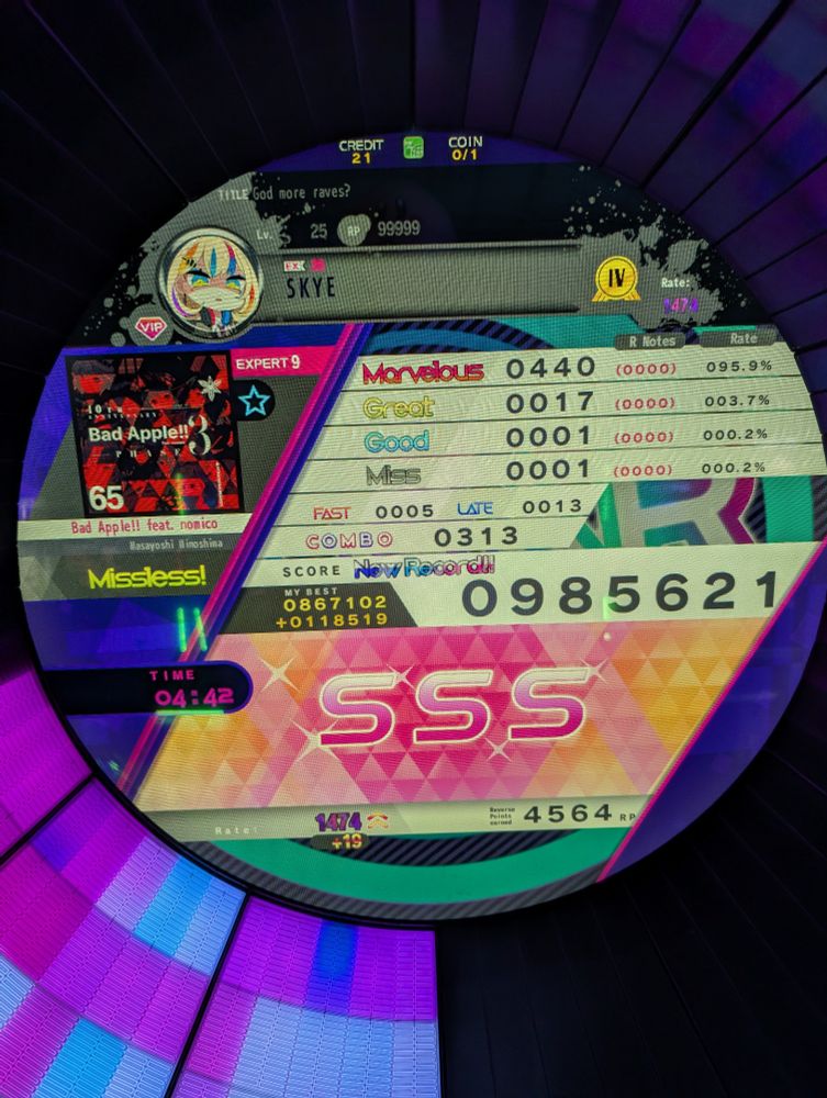 A results screen for WACCA Reverse, for the Expert level Bad Apple chart, showing a score of 985621, with 17 great, 1 good, and 1 miss