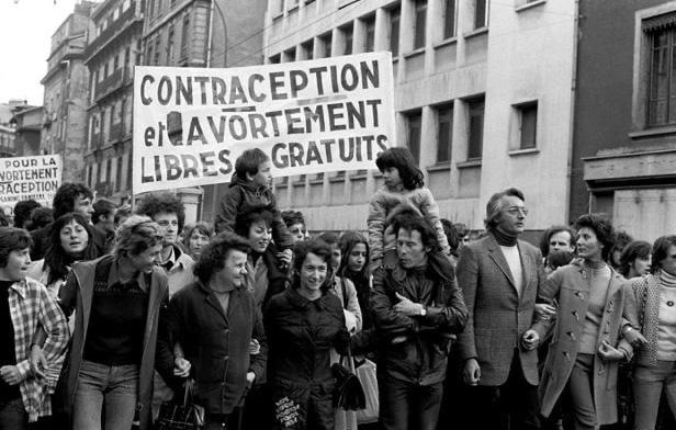 Photo en noir et blanc d’une manifestation réclamant « contraception et avortement libres et gratuit »