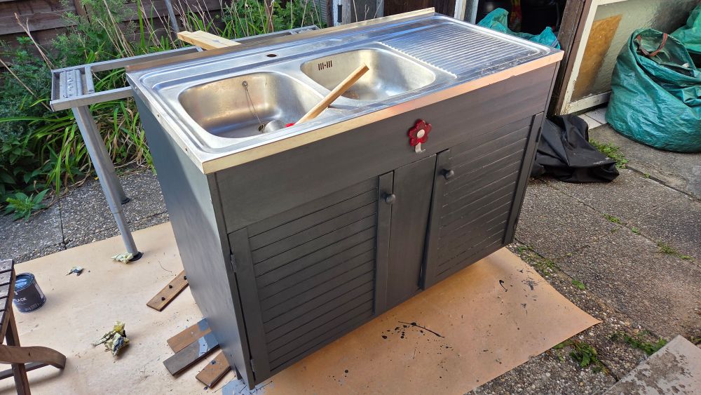 Spüle anthrazit gestrichen mit Blümchen als Handtuchhalter