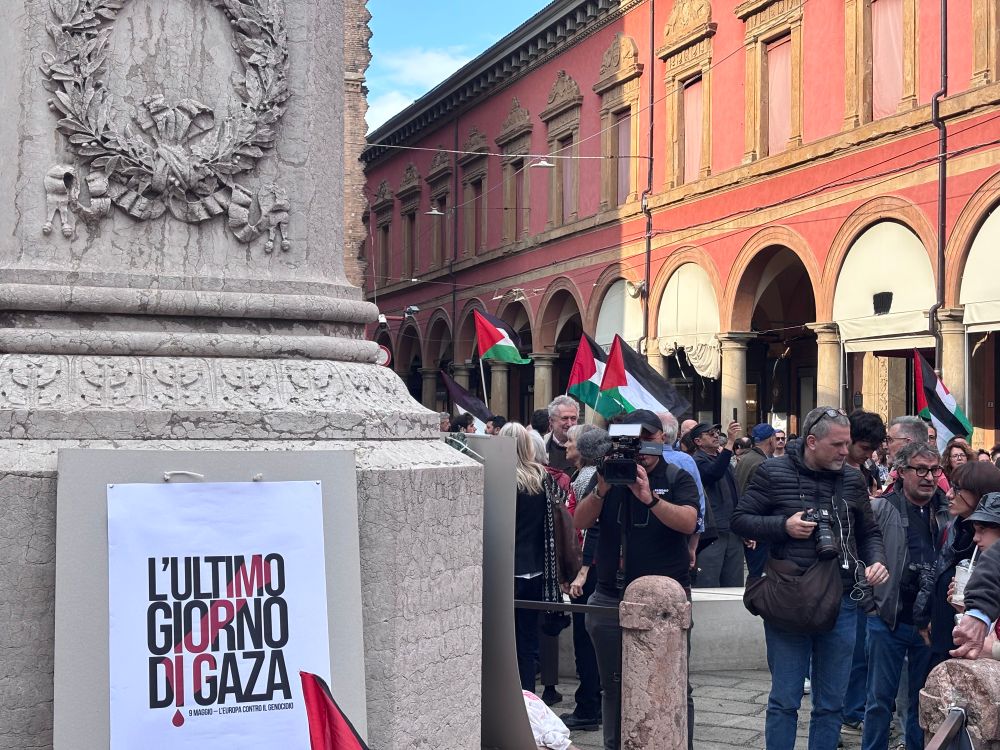 Now in Bologna a flashmob is taking place protesting against the silence of Europe on the Gaza’s genocide