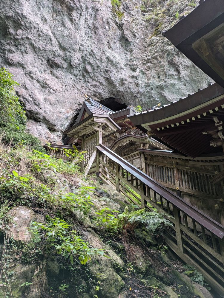 A photo of a Shintō shrine in the rock face