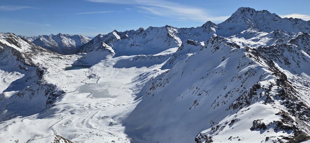 In hohen Lagen wurde es in den Schweizer Alpen winterlich. Blick vom Jörihorn (2845 m, Davos, GR) Richtung Flüela Wisshorn und Jöriseen. (Foto: SLF, F. Techel, 5.11.2025)