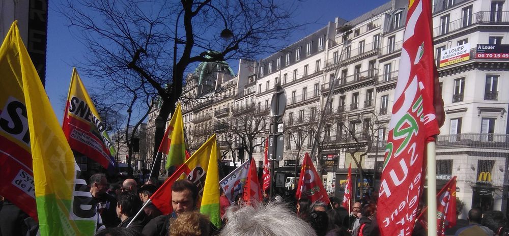 drapeaux syndicaux sur grand boulevard avec fond ciel bleu