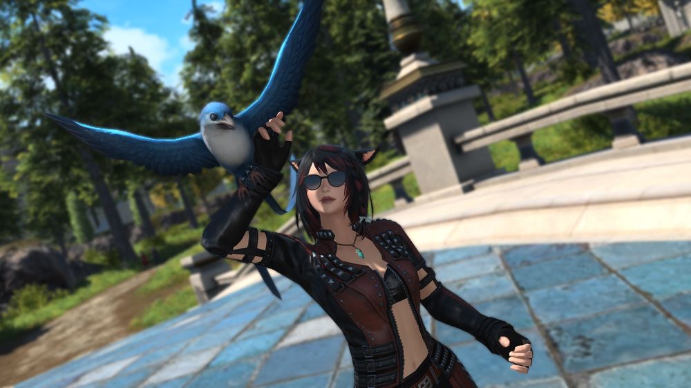 K'yalwenn walks through Sharlayan, holding up an arm to catch Starbird. 