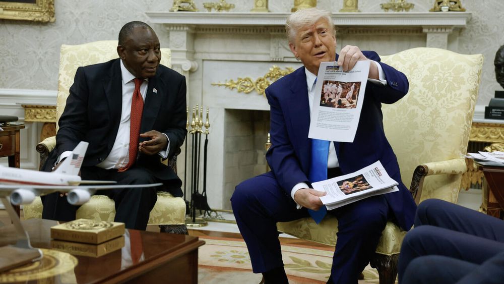 Trump shows photos to South African president Ramaphosa asserting they show genocide of white farmers. He is lying.