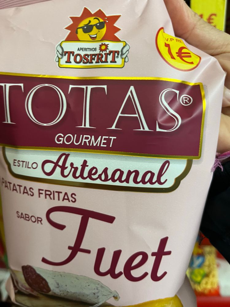 Bolsa de patatas fritas de la marca Tosfrit con sabor a fuet.