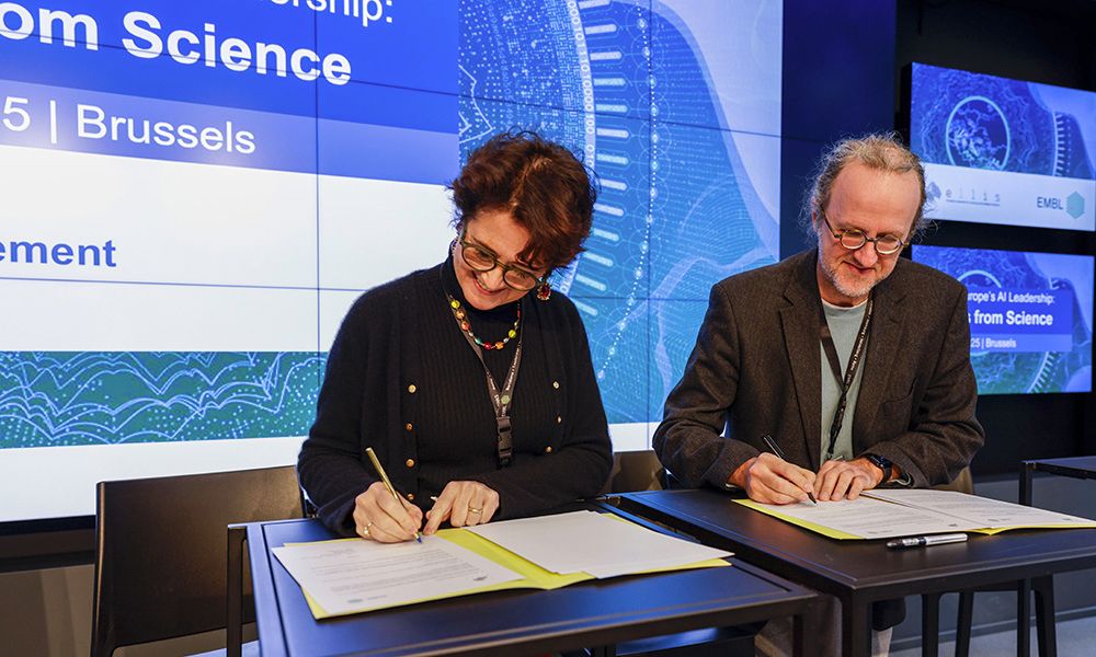 EMBL Director General Edith Heard (left) and ELLIS President Bernhard Schölkopf (right) are signing the Memorandum of Understanding between EMBL and ELLIS. 