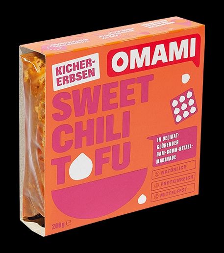 Ein Produkt-Bild von Omami Kichererbsen Tofu mit dem Geschmack Sweet Chili.
Der marinierte Tofu in eingeschweißter Plastikverpackung schaut seitlich aus dem bedruckten Kartoneinschub, der die Verpackung darstellt. 