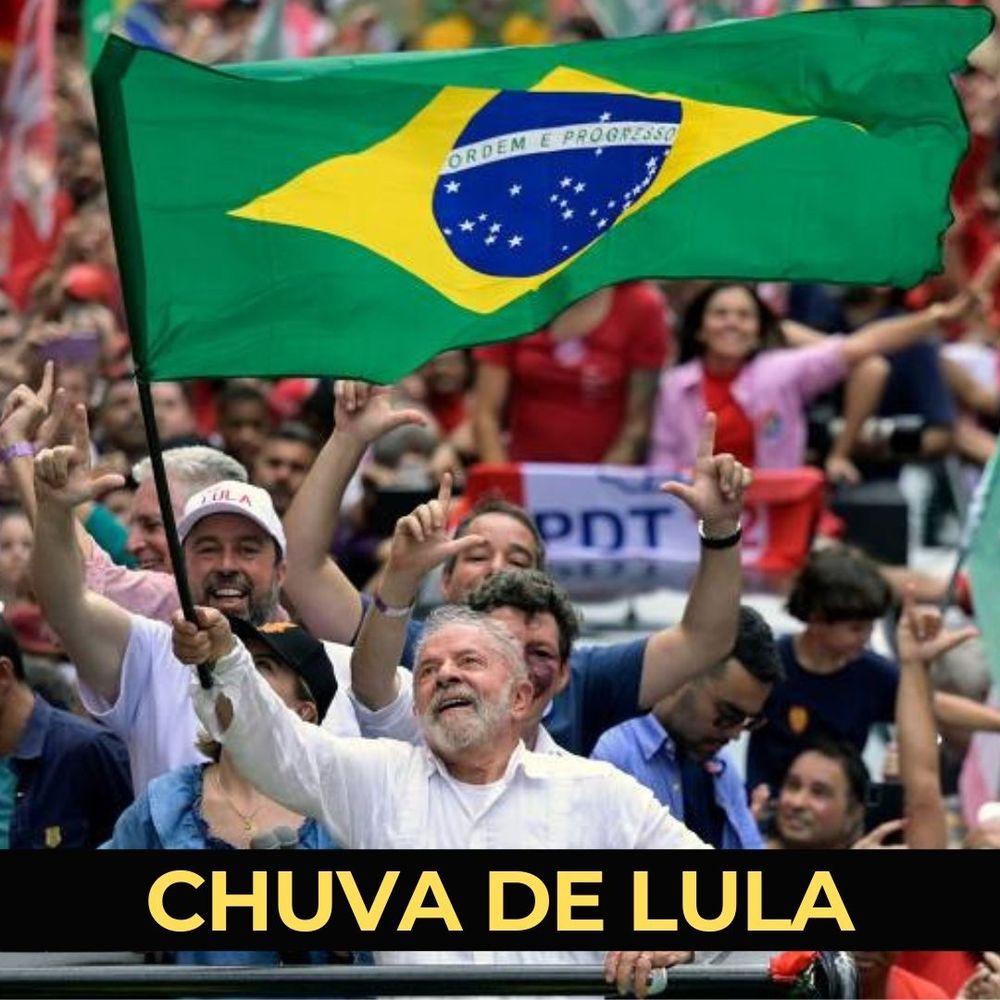 Presidente Lula com uma bandeira do Brasil no meio do povo