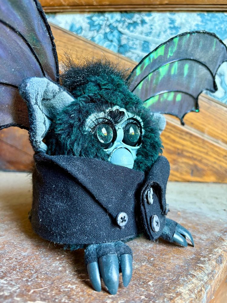 another view of Aury, this time in half profile with his eyes visible. they are black with green swirls 