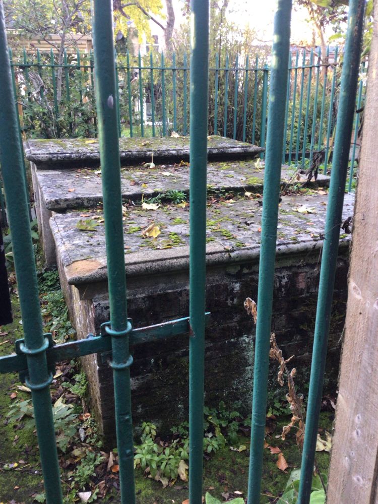 Colour image of 3 17th century chest tombs.