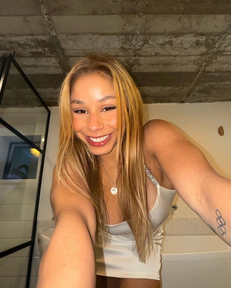 Flávia Saraiva sorrindo em uma foto postada em seu Instagram