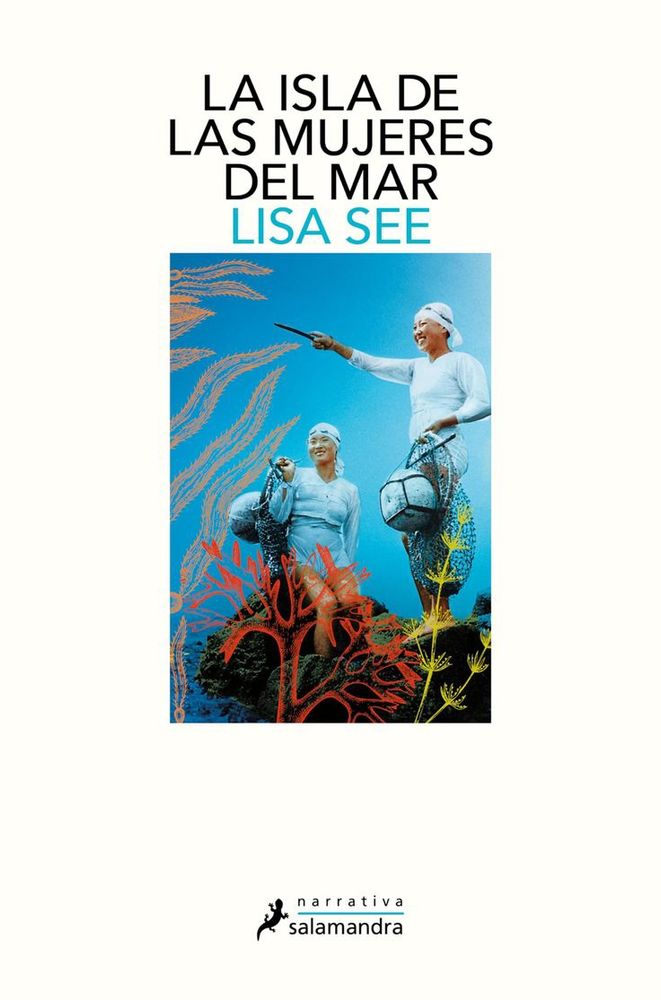 portada del libro «la isla de las mujeres del mar» por la escritora lisa lee. la carátula, de color blanco, tiene una imagen cuadrangular en el centro, que muestra el fondo marino, rocas y algas de diversos colores dibujadas en el lado izquierdo y por debajo en el centro y la derecha, con colores vivos. hay dos mujeres, una más lejos, que mira hacia la izquierda, provista de diversos objetos y otra a la derecha, que mira en la misma dirección, pero está de pie y señala algo. 