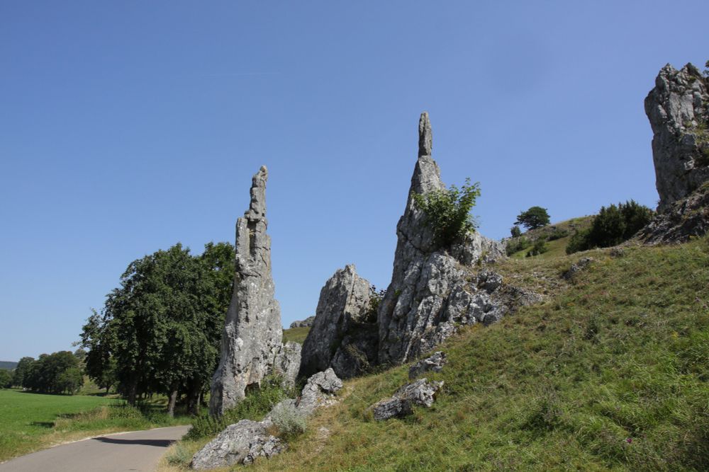 Felsnadeln aus grauem Kalkstein vor blauem Himmel im Eselsburger Tal