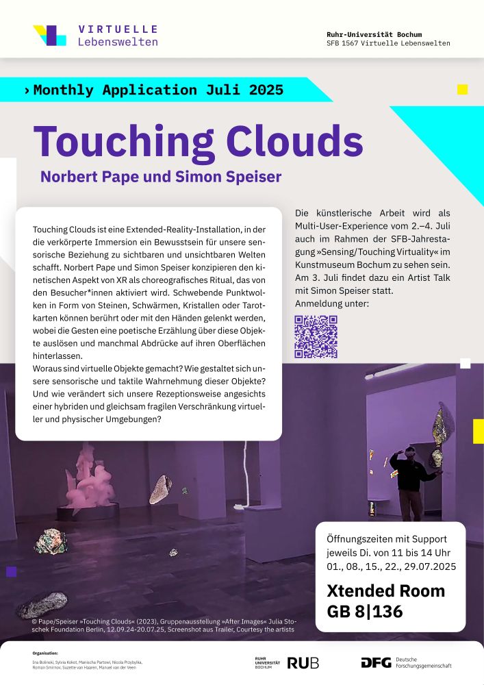 Im unteren Plakatteil: ein Screenshot aus der Anwendung zeigt einen Ausstellungsraum mit Objekten, teilweise auf Stelen. Ein Avatar agiert mit einem Objekt.