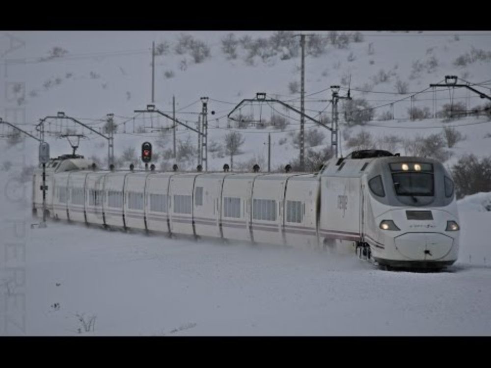 Renfe serie 130 en Pajares con mucha nieve