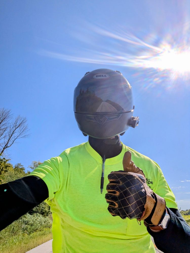 who has one thumb and loves fucking off to ride her bike? This motorcylista, pictured zooming away from work on a beautiful, sunny day with a big thumbs up