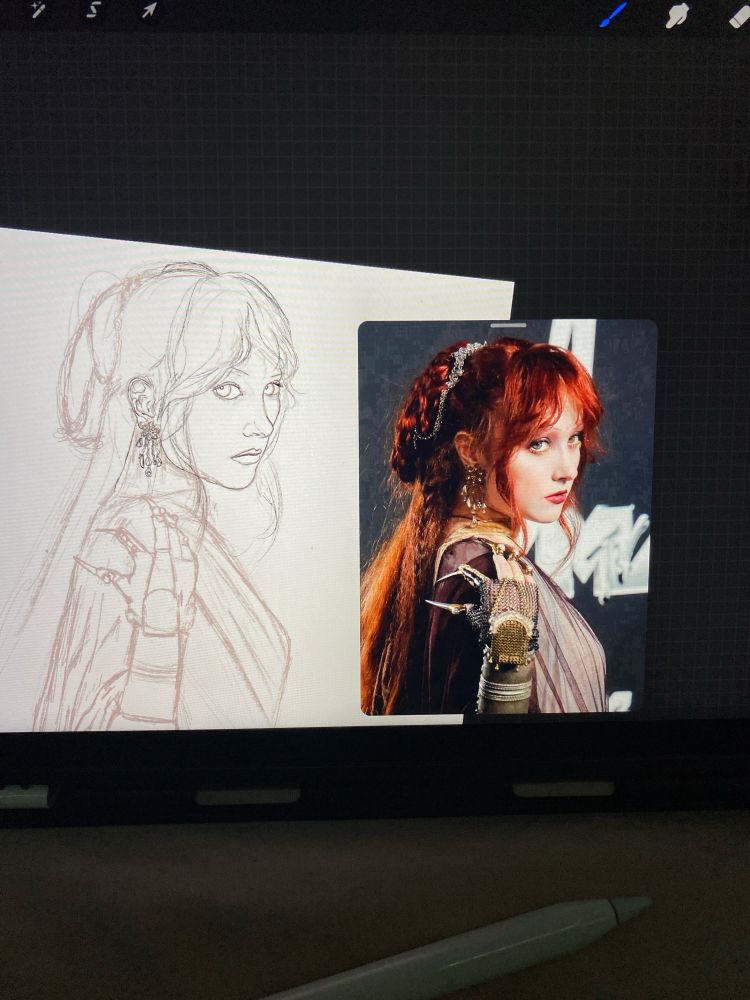 Foto da Chappell Roan no VMA ao lado de um desenho desta foto feito por mim