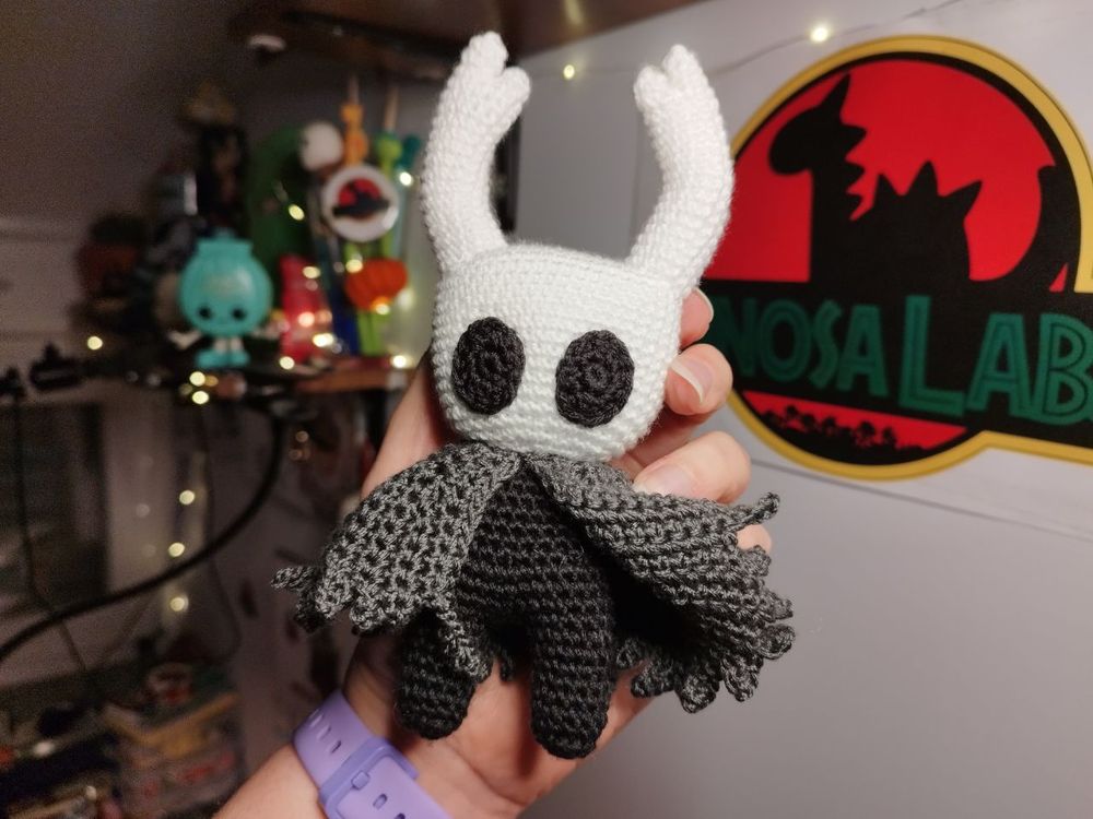 Caballero hueco (Hollow Knight) a crochet.