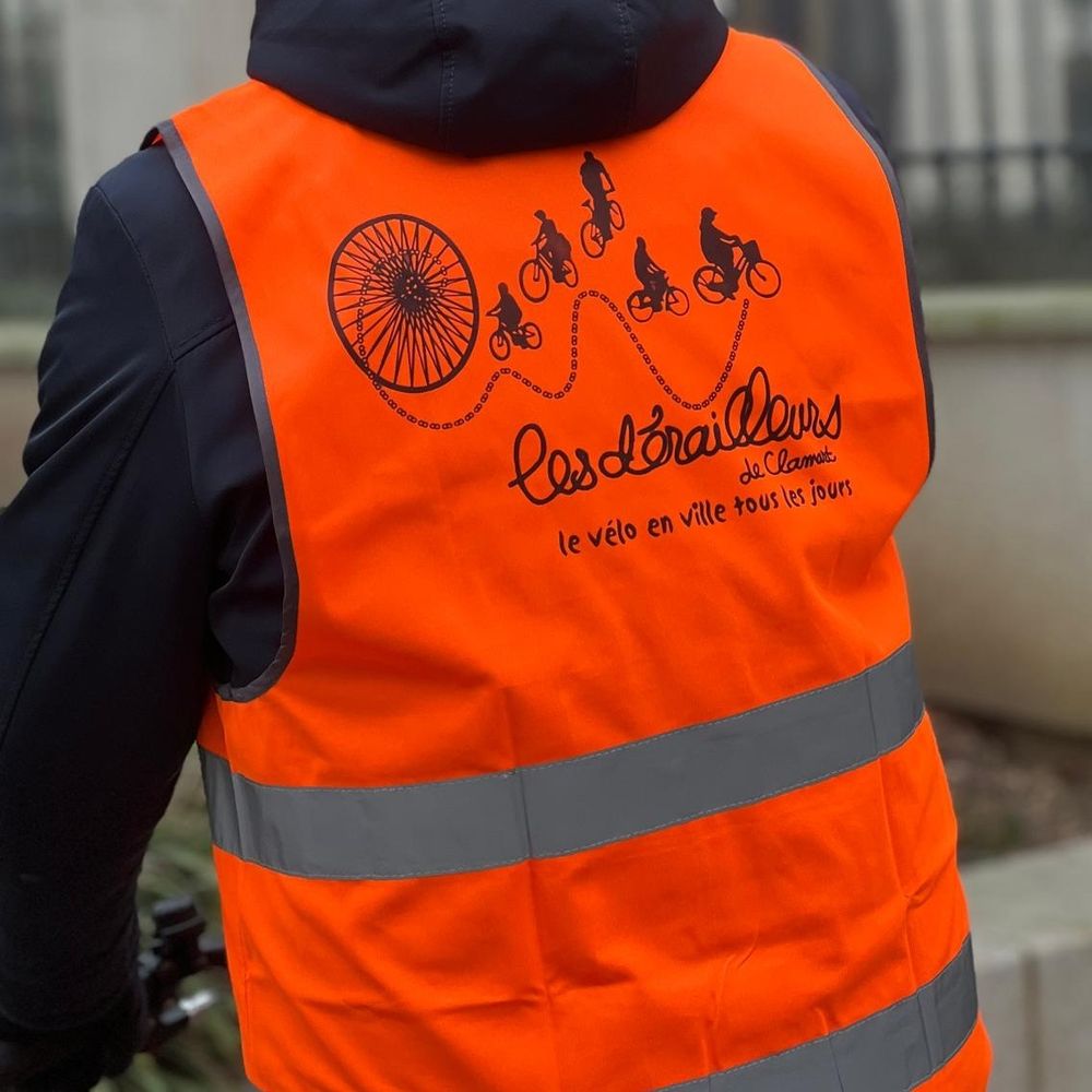 Personne de dos portant un gilet de haute visibilité 