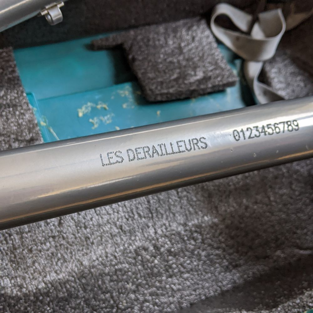 Tube de cadre gravé "Les Dérailleurs"