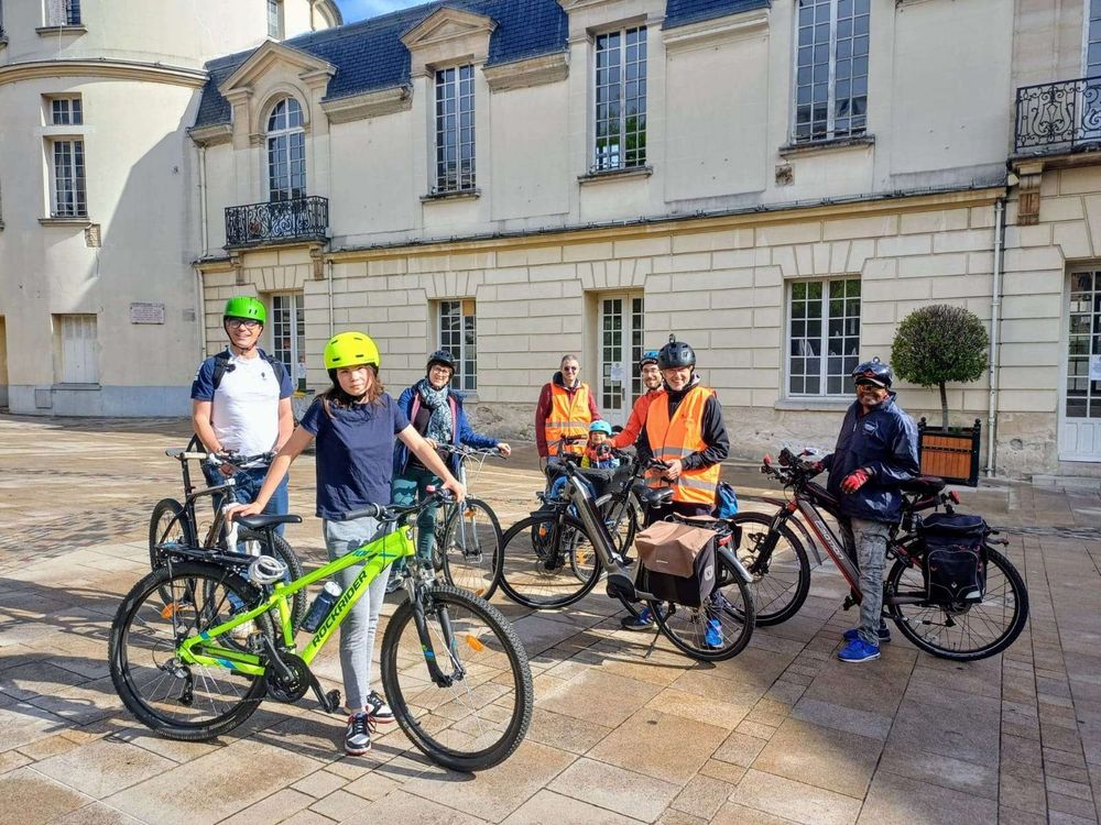 Groupe de cyclistes devant la mairie de Clamart