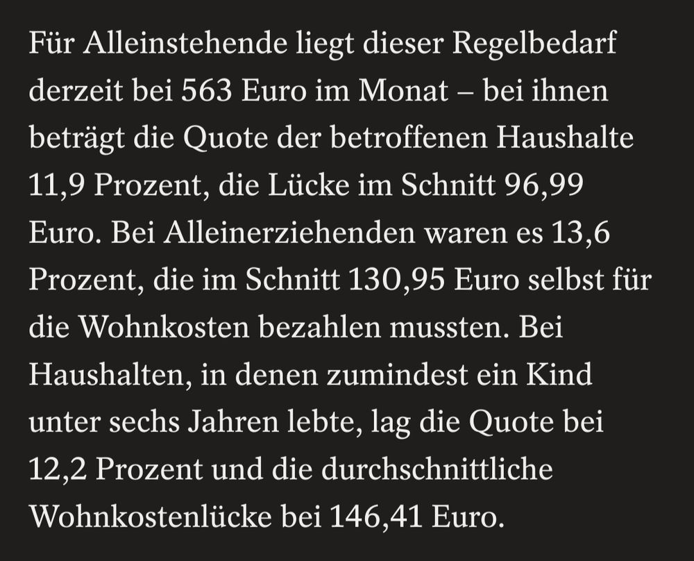Screenshot aus dem Artikel: 11.9% der Haushalte in denen alleinlebende wohnen sind von der Wohnkostenlücke betroffen, 13.6% der Alleinerziehenden müssen im Schnitt 130.95 € aus dem Regelsatz für Wohnkosten tragen, 12.2% der Haushalte in denen Kinder lebten tragen durchschnittlich 146.41 aus dem Regelsatz. 
