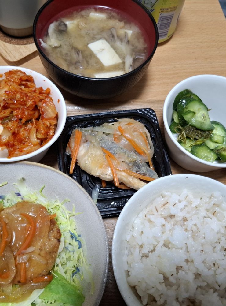 惣菜の鯵の南蛮漬けが真ん中。つくねは左千切りキャベツをしいてます、キュウリの酢漬けは小鉢に入り右。持ち麦ごはんは右下。真ん中うえが味噌汁です。