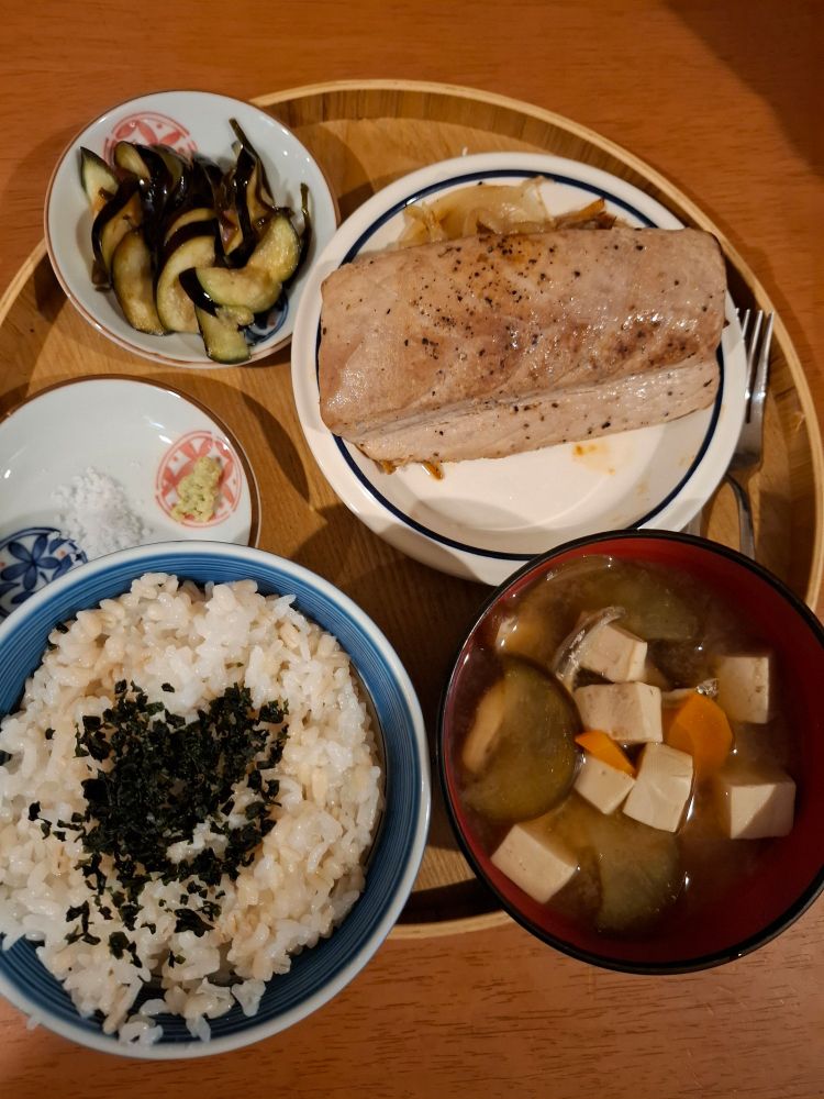 左から茄子の酢漬け、マグロステーキ、塩とわさび、麦飯にわかめふりかけ、具だくさんな味噌汁