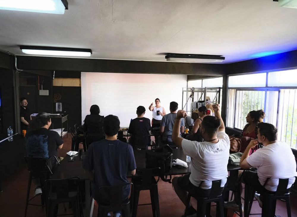 Varias personas están atentas a la presentación de una ponente, dentro de CreaLab