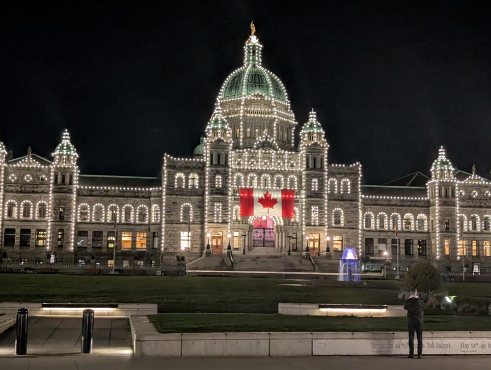 Night pic of the government building in Victoria BC