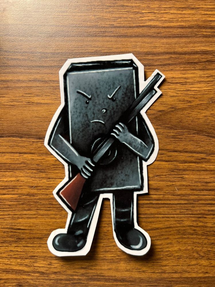 Um marcador de páginas no formato de um homem-cofre cinzento, com um rosto bravo e uma espingarda nas mãos.