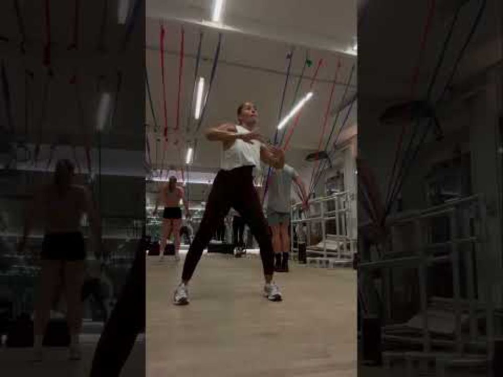 This looks easy but 10 minutes of it is no joke! ​⁠long & strong summer arms! @TracyAndersonStudio