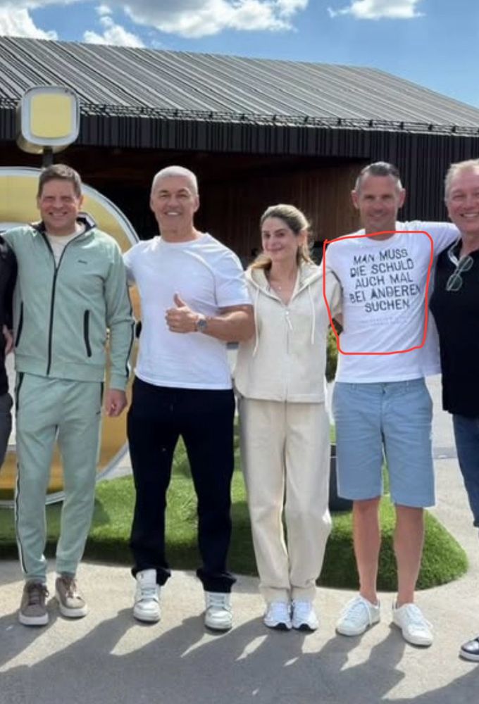 Schriftzug auf dem T-Shirt von Andreas Klöden: „Man muss die Schuld auch Mal bei anderen suchen“